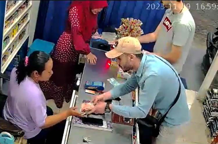Viral 2 Bule Hipnotis Kasir Minimarket di Banyuwangi