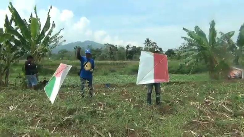 Cara Unik Bela Palestina di Sumedang, Warga Terbangkan Layangan Aduan dan Doa Bersama 