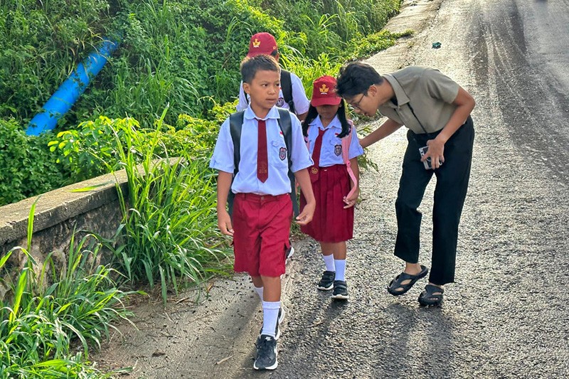 Momen Alam Ganjar Nikmati Kebersamaan di Toraja, Dialog dengan Warga hingga Antar Anak SD Bersekolah - Bagian 4