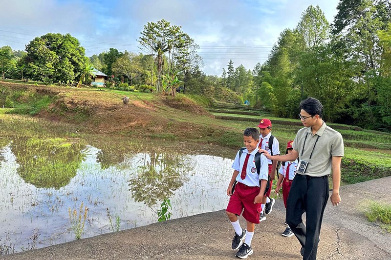 Momen Alam Ganjar Nikmati Kebersamaan di Toraja, Dialog dengan Warga hingga Antar Anak SD Bersekolah - Bagian 3