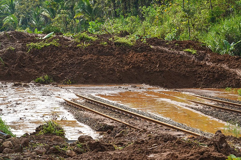 Penampakan Jalur Rel Kereta Lintas Banyumas Tertimbun Material Longsor - Bagian 2
