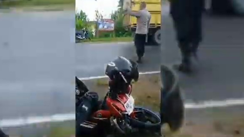 title Kecelakaan di Sambas, Pemotor Tewas usai Tertabrak BRV dan Terlindas Avanza Kecelakaan di Sambas, Pemotor Tewas usai Tertabrak BRV dan Terlindas Avanza