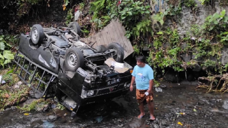 L 300 Oleng Tabrak Pembatas Jembatan di NTB lalu Terjun ke Sungai