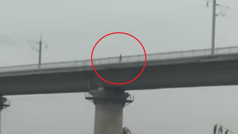 Viral Pria Jalan Kaki di Jalur Kereta Cepat Jakarta-Bandung Whoosh