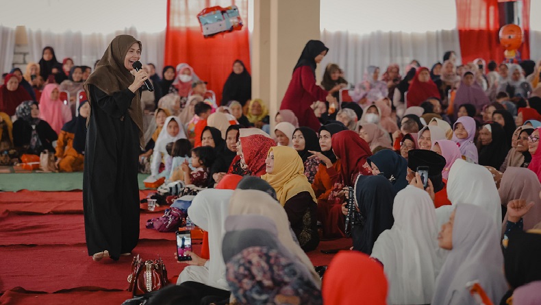 Awali Safari di Jabar, Atikoh Ganjar Silaturahmi ke Ponpes Gelar dan Sapa Ratusan Emak-emak Cianjur