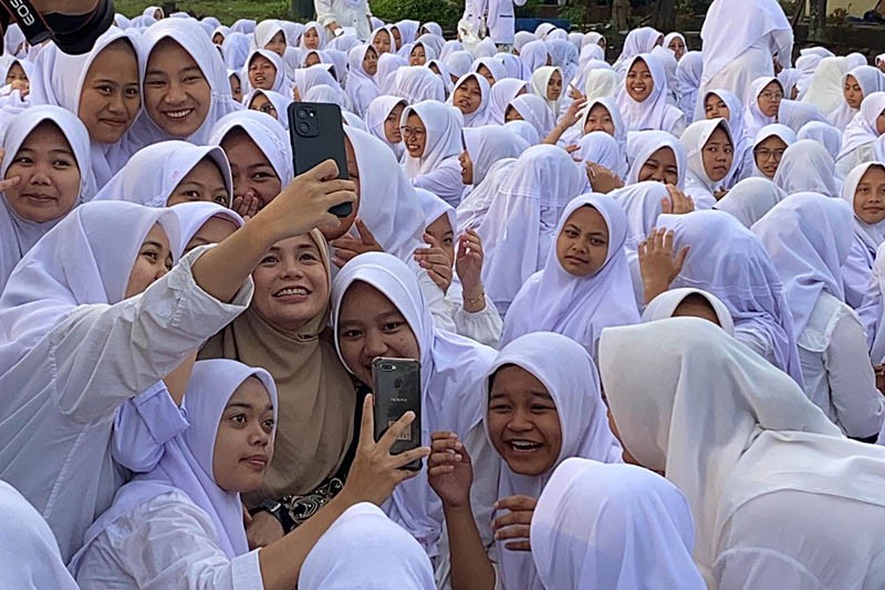 Momen Siti Atikoh Disambut Hangat Para Santri di Tasikmalaya - Bagian 1