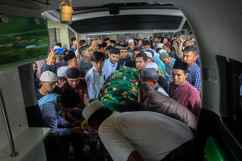 Pemakaman Mahasiswa Universitas Islam Riau Korban Erupsi Gunung Marapi - Bagian 1