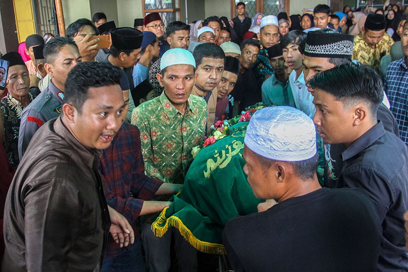 Pemakaman Mahasiswa Universitas Islam Riau Korban Erupsi Gunung Marapi - Bagian 2