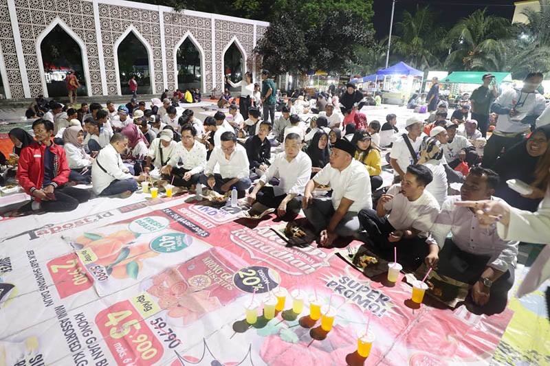 HT Menikmati Suasana Malam Sambil Santap Sate Padang di Alun-Alun Kota Bekasi - Bagian 4