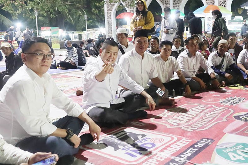 HT Menikmati Suasana Malam Sambil Santap Sate Padang di Alun-Alun Kota Bekasi - Bagian 3