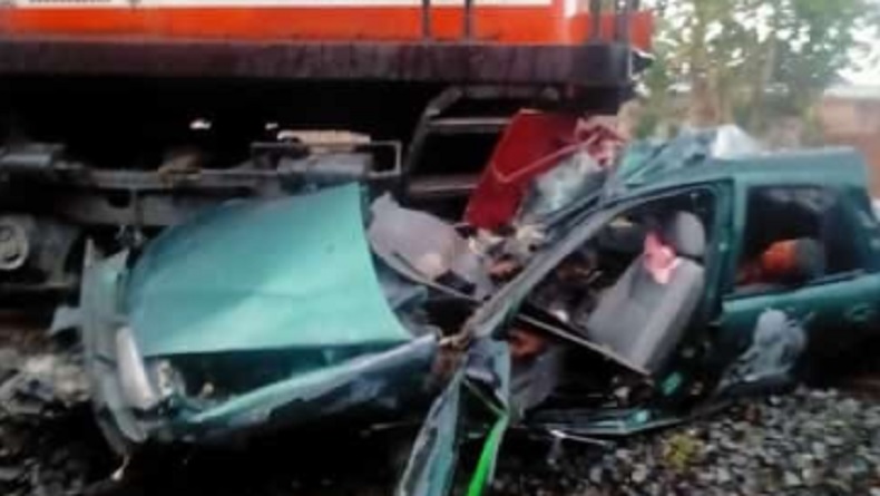 Mobil Sedan Dihantam Kereta Api Kuala Stabas di Lampung Utara, 3 Orang Tewas