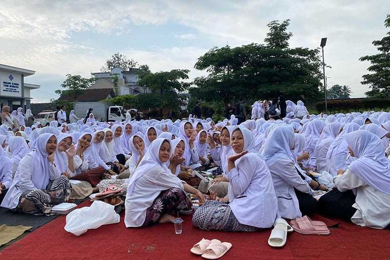 Momen Siti Atikoh Disambut Hangat Para Santri di Tasikmalaya - Bagian 3