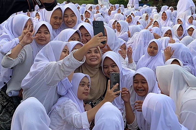 Momen Siti Atikoh Disambut Hangat Para Santri di Tasikmalaya - Bagian 2