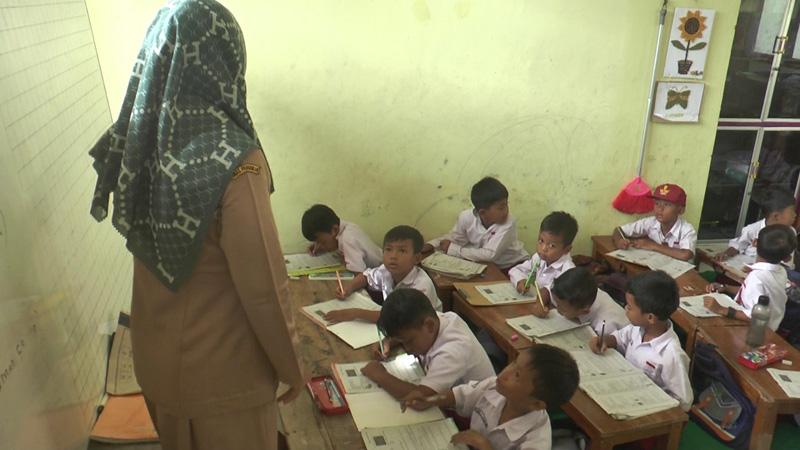 title 2 Ruang Kelas SD di Grobogan Ambrol akibat Puting Beliung, Siswa Ujian di Ruang Perpustakaan 2 Ruang Kelas SD di Grobogan Ambrol akibat Puting Beliung, Siswa Ujian di Ruang Perpustakaan