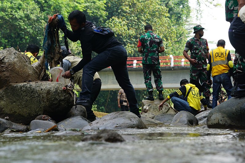 Terjun Langsung, Danramil 06-01/Bogor Tengah Pimpin Kerja Bakti di Sungai Cilibende - Bagian 2