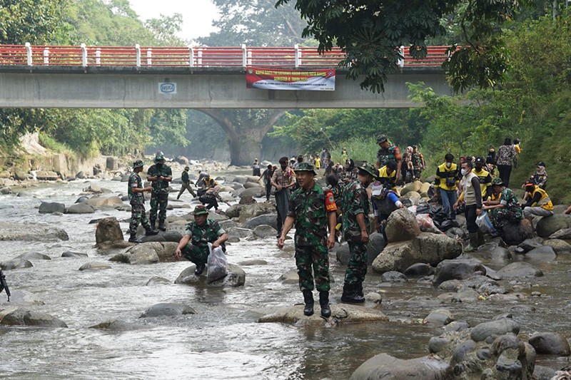 Terjun Langsung, Danramil 06-01/Bogor Tengah Pimpin Kerja Bakti di Sungai Cilibende - Bagian 1