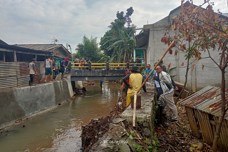 Terjun Langsung, Danramil 06-01/Bogor Tengah Pimpin Kerja Bakti di Sungai Cilibende - Bagian 3
