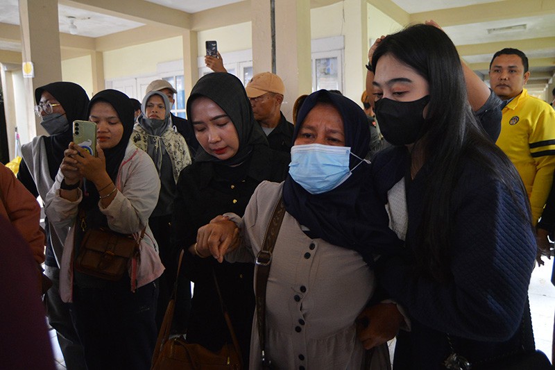 Isak Tangis Keluarga Sambut Jenazah Pendaki Gunung Marapi - Bagian 2