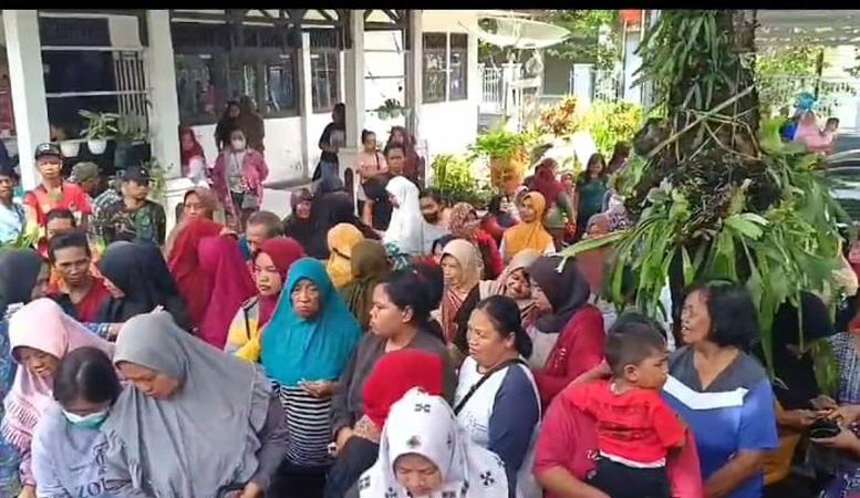 Ratusan Warga di Salatiga Antre dan Berdesak-desakan demi Dapat Beras Murah
