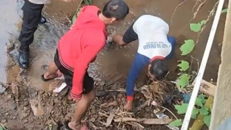 title Gunungpati Semarang Geger, Bayi Berselimut Daun Jati Ditemukan di Bawah Jembatan Gunungpati Semarang Geger, Bayi Berselimut Daun Jati Ditemukan di Bawah Jembatan