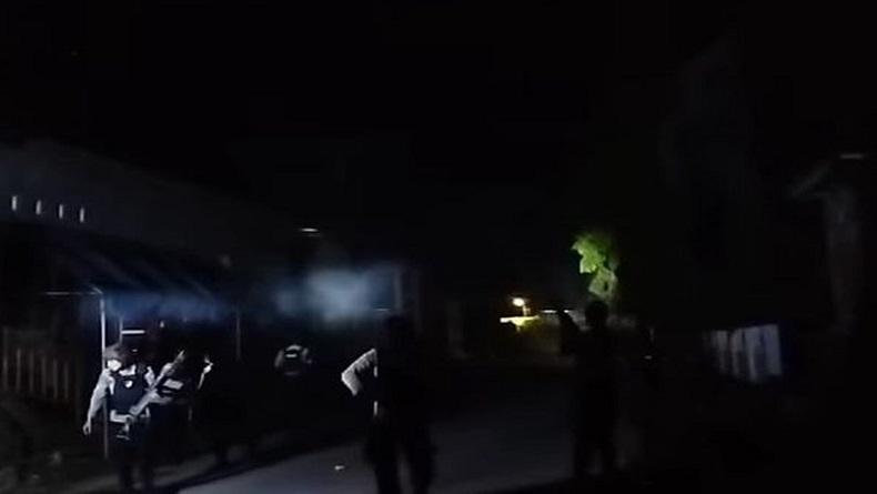 title Bentrok 2 Desa di Bima, Rumah Warga Dibakar hingga 1 Orang Terkena Panah Bentrok 2 Desa di Bima, Rumah Warga Dibakar hingga 1 Orang Terkena Panah