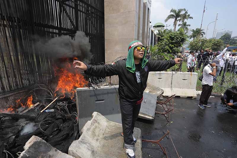 Perangkat Desa Bakar Seragam di Depan Gedung DPR - Bagian 3