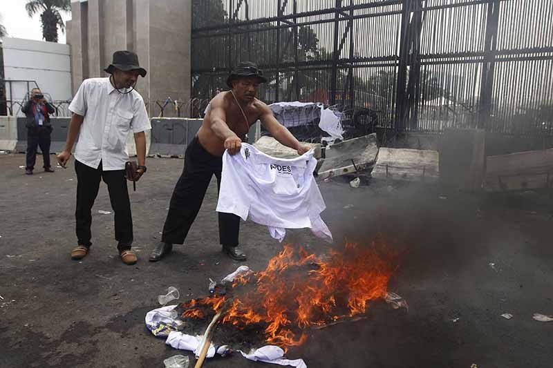 Perangkat Desa Bakar Seragam di Depan Gedung DPR - Bagian 1