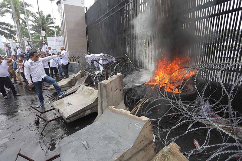 Perangkat Desa Bakar Seragam di Depan Gedung DPR - Bagian 2