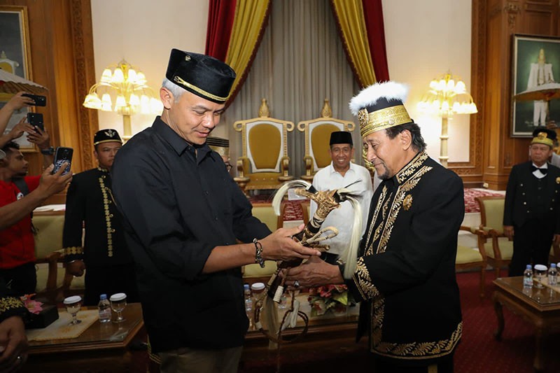 Kunjungi Kedaton Kutai Kartanegara, Ganjar Komitmen Dukung Pelestarian Kesultanan Nusantara - Bagian 2