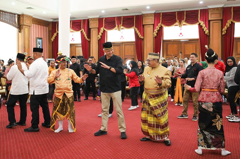 Kunjungi Kedaton Kutai Kartanegara, Ganjar Komitmen Dukung Pelestarian Kesultanan Nusantara - Bagian 4