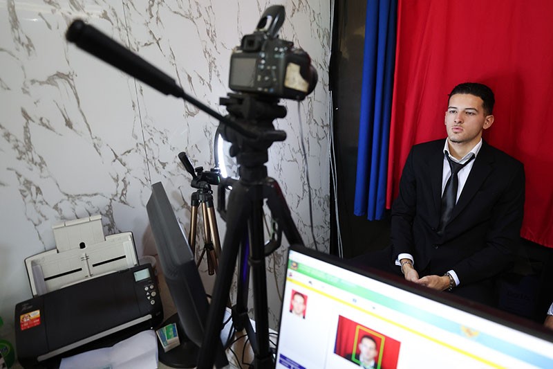 Momen Justin Hubner Jadi WNI, Cium Bendera Merah Putih hingga Bikin E-KTP - Bagian 4