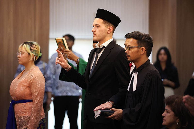 Momen Justin Hubner Jadi WNI, Cium Bendera Merah Putih hingga Bikin E-KTP - Bagian 3