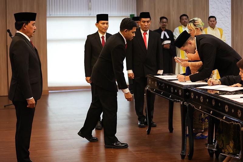 Momen Justin Hubner Jadi WNI, Cium Bendera Merah Putih hingga Bikin E-KTP - Bagian 2