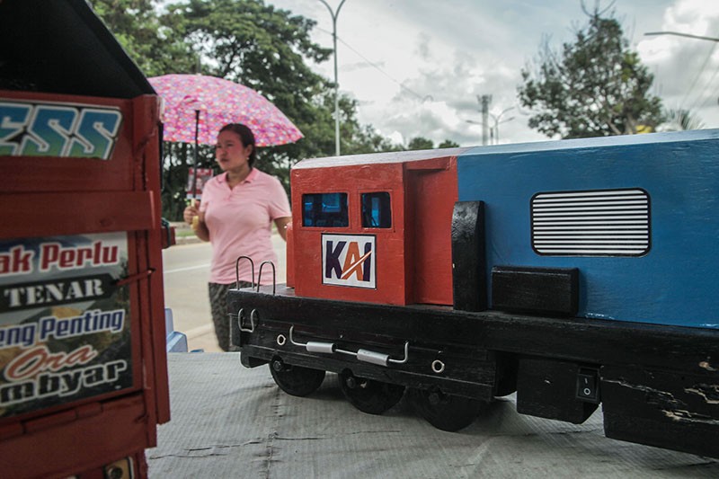 Pedagang Miniatur Truk Eksis di Tengah Gempuran Mainan Plastik Asal China - Bagian 2