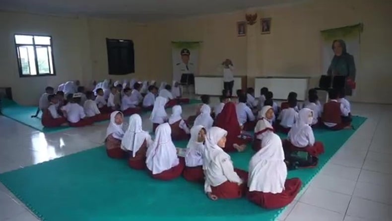 title Banjir Rendam Dayeuhkolot Bandung, Siswa SDN Bojong Asih 2 Ujian di Posko Pengungsian Banjir Rendam Dayeuhkolot Bandung, Siswa SDN Bojong Asih 2 Ujian di Posko Pengungsian