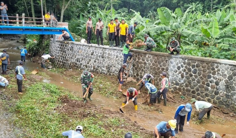 Laksanakan Arahan KSAD, Kodim 0606/Kota Bogor Bersihkan Sampah Cegah Bencana Alam - Bagian 1