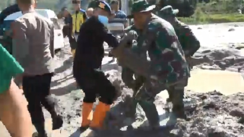 title 2 Operator Alat Berat Tersengat Listrik saat Bertugas di Lokasi Banjir Bandang Humbahas 2 Operator Alat Berat Tersengat Listrik saat Bertugas di Lokasi Banjir Bandang Humbahas