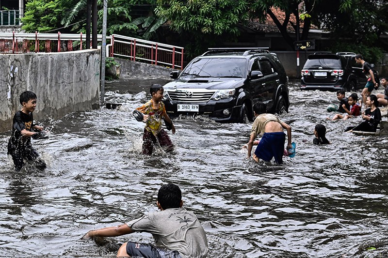 Banjir Luapan Kali Krukut Jakarta, Anak-Anak Berenang di Tengah Jalan - Bagian 2