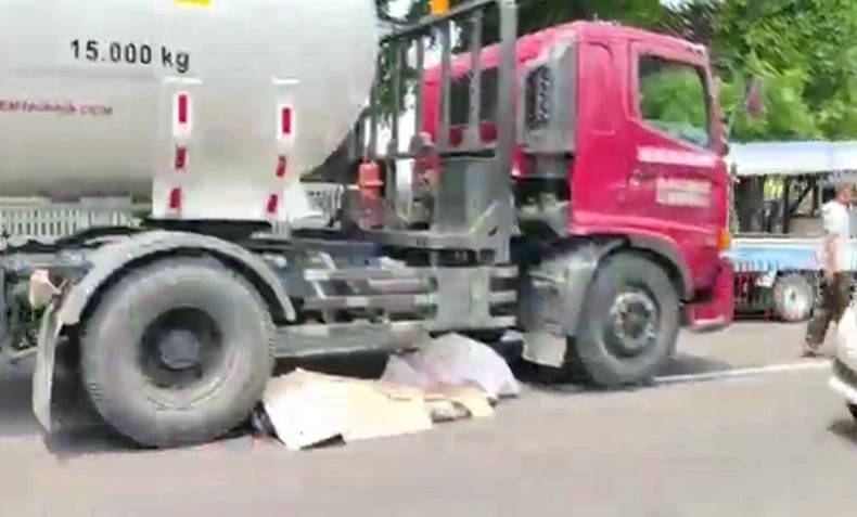 title Kecelakaan di Sidoarjo, Santri Tewas Tertabrak Truk Elpiji usai Jatuh dari Motor Kecelakaan di Sidoarjo, Santri Tewas Tertabrak Truk Elpiji usai Jatuh dari Motor