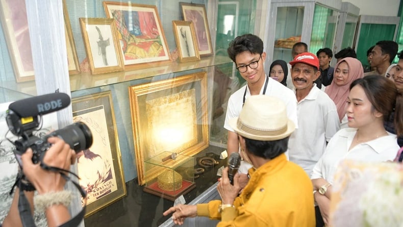 title Hari ke-6 di Sulsel, Alam Ganjar Dalami Budaya dan Sejarah Kerajaan Bone Hari ke-6 di Sulsel, Alam Ganjar Dalami Budaya dan Sejarah Kerajaan Bone