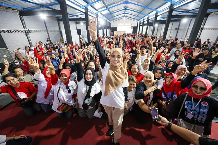 title Siti Atikoh Kagum Relawan Perempuan Soloraya Kompak Dukung Ganjar-Mahfud Siti Atikoh Kagum Relawan Perempuan Soloraya Kompak Dukung Ganjar-Mahfud