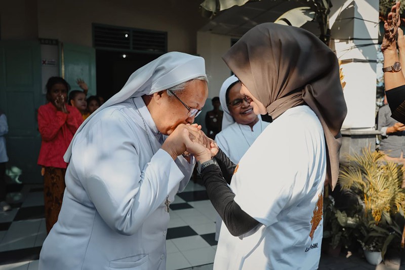 Momen Atikoh Ganjar Dapat Pelukan Hangat Para Suster - Bagian 3