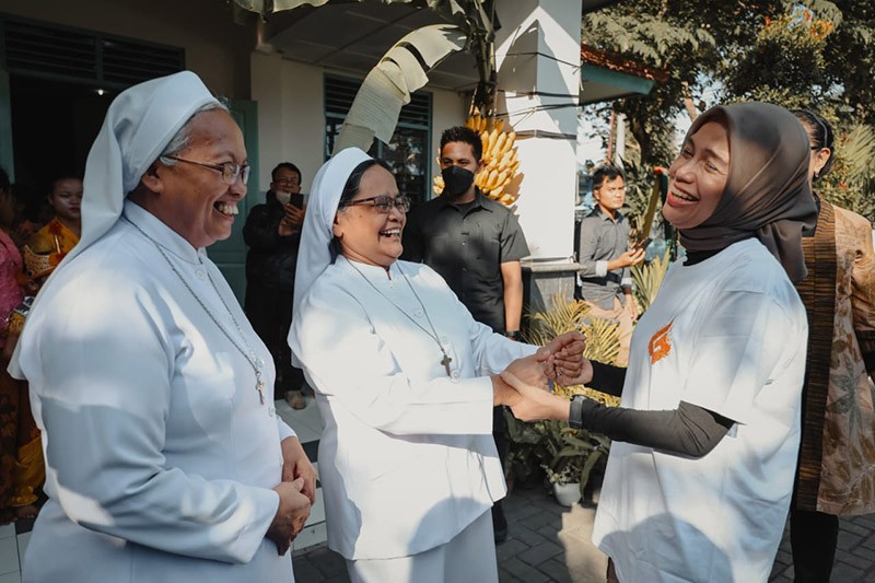 Momen Atikoh Ganjar Dapat Pelukan Hangat Para Suster - Bagian 2