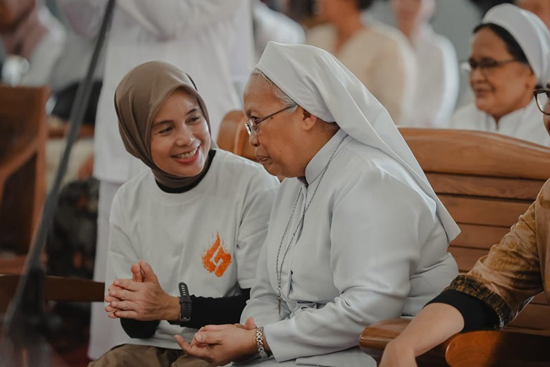 Momen Atikoh Ganjar Dapat Pelukan Hangat Para Suster - Bagian 5