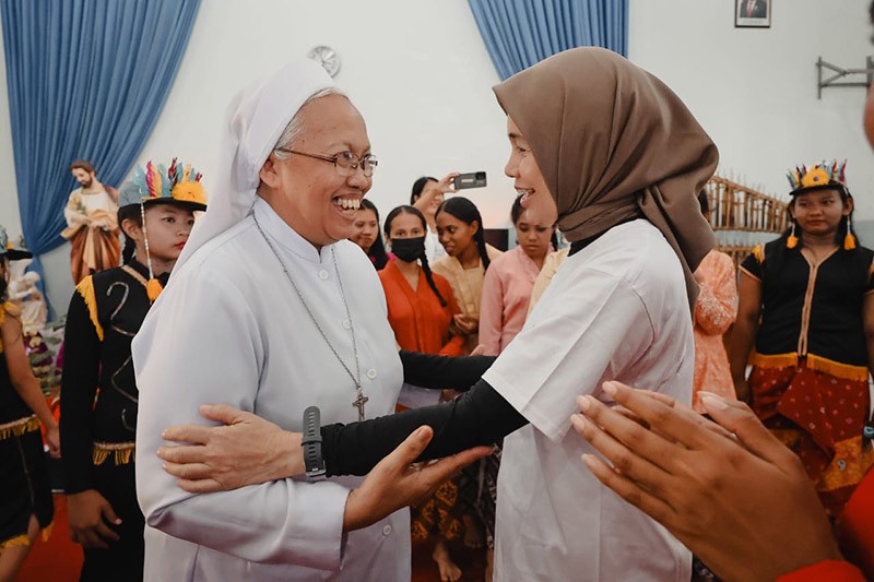 Momen Atikoh Ganjar Dapat Pelukan Hangat Para Suster - Bagian 4