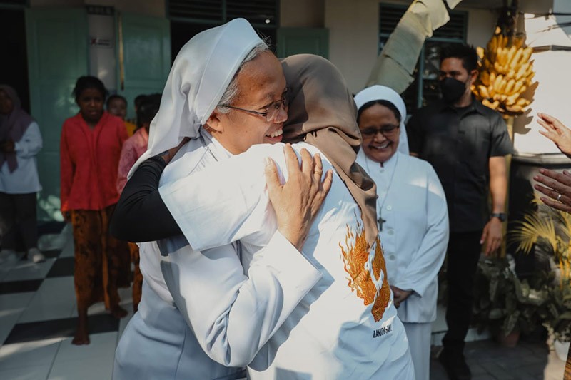 Momen Atikoh Ganjar Dapat Pelukan Hangat Para Suster - Bagian 1