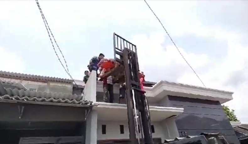 Warga Mojokerto Pingsan di Atap Rumah saat Bekerja, Dievakuasi Pakai Forklift 
