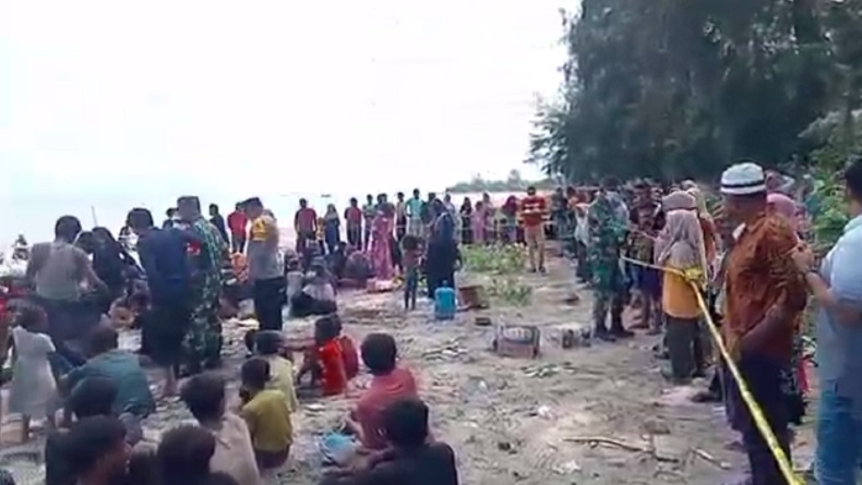 title Kapal Angkut 180 Etnis Rohingya Tiba Lagi di Pidie, Pengungsi Anak-Anak Berebut Siomay Kapal Angkut 180 Etnis Rohingya Tiba Lagi di Pidie, Pengungsi Anak-Anak Berebut Siomay