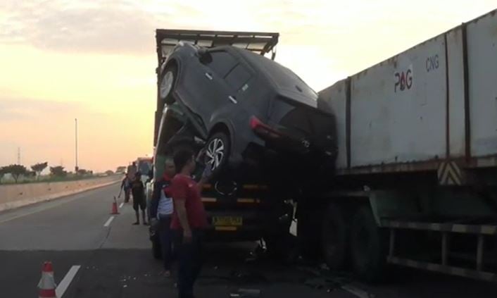 Kecelakaan Mengerikan Di Tol Solo-Ngawi, Trailer Angkut 6 Mobil Tabrak ...