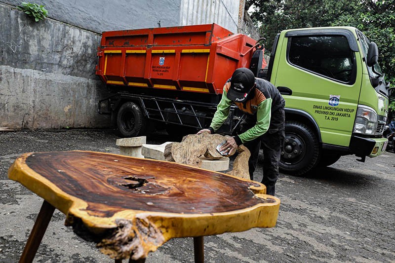 Petugas UPS Badan Air Pasar Minggu Ubah Sampah Kayu jadi Furnitur Cantik - Bagian 3